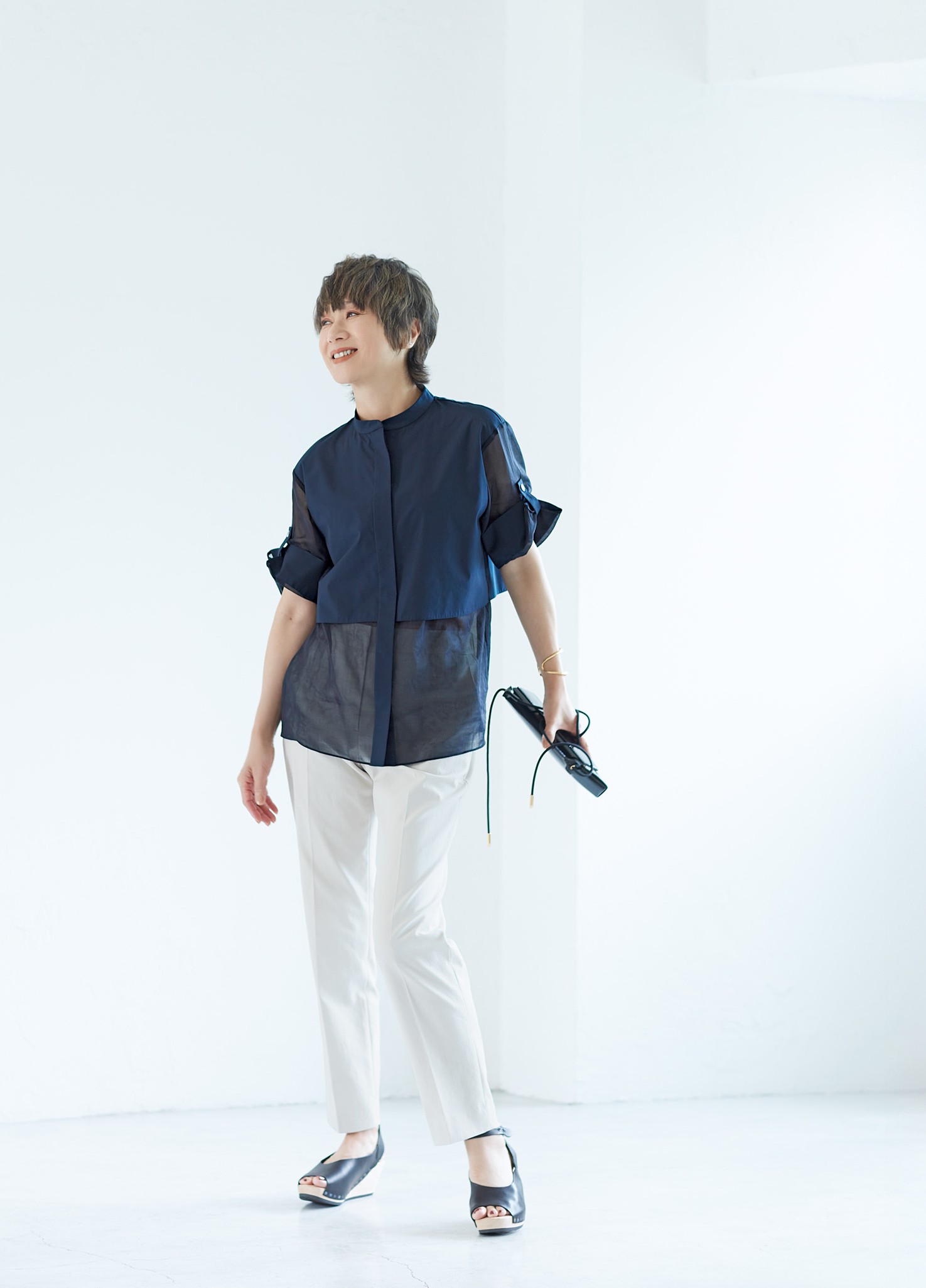 ブラウス¥35,200、パンツ¥29,700/ともにセオリーリュクス、バングル¥42,900/ジャミレイ(すべてリンク・セオリー・ジャパン)、バッグ¥137,500/ドメスティック(アッシュ・ペー・フランス)、サンダル¥49,500/トリッペン(トリッペン原宿店)、ピアス/モデル私物