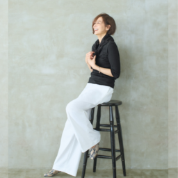 【第2位】【60代ファッション】人気モデル富岡佳子さんのフレッシュに着こなすホワイトボトムスの取り入れ方は？〈富岡佳子のWhat I Love〉