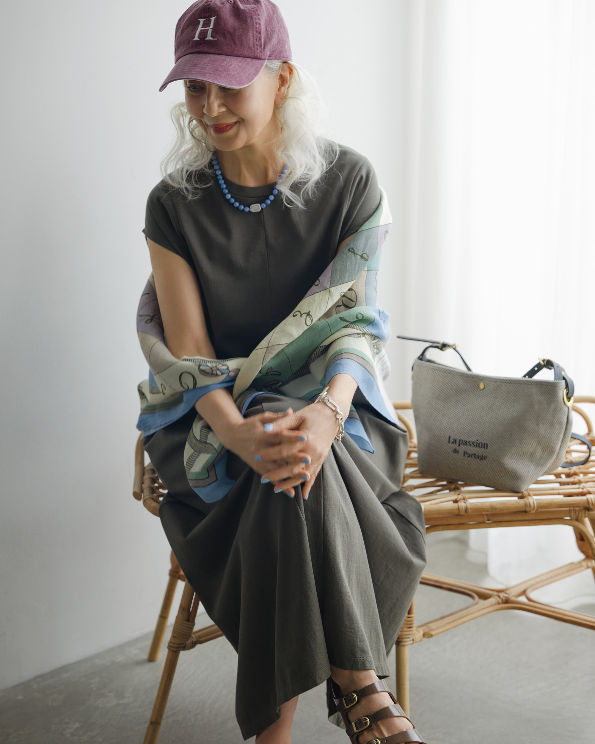 ワンピース¥31,900/ティッカ、ストール¥15,400/マニプリ、キャップ¥6,490/ヘルシーデニム、バッグ¥16,500/ルミノア(ともにゲストリスト)、ネックレス¥35,640/ラブ・エージェイ、ブレスレット¥28,600/アドラル(ともにズットホリック)、サンダル¥33,000/ビルケンシュトック(ビルケンシュトック・ジャパン カスタマーサービス)