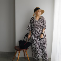 ワンピース¥52,800、パンツ¥42,900／ともにプレインピープル、バッグ¥55,000／メゾンエヌアッシュ パリ（すべてプレインピープル青山）、帽子¥6,930／OVERRIDE 神宮前、リング（3個セット）¥37,620、ブレスレット（3個セット）¥15,400／ともにラブ・エージェイ（ズットホリック）、サンダル¥24,200／ラオコンテ（フラッパーズ オンラインストア）、サングラス／スタイリスト私物