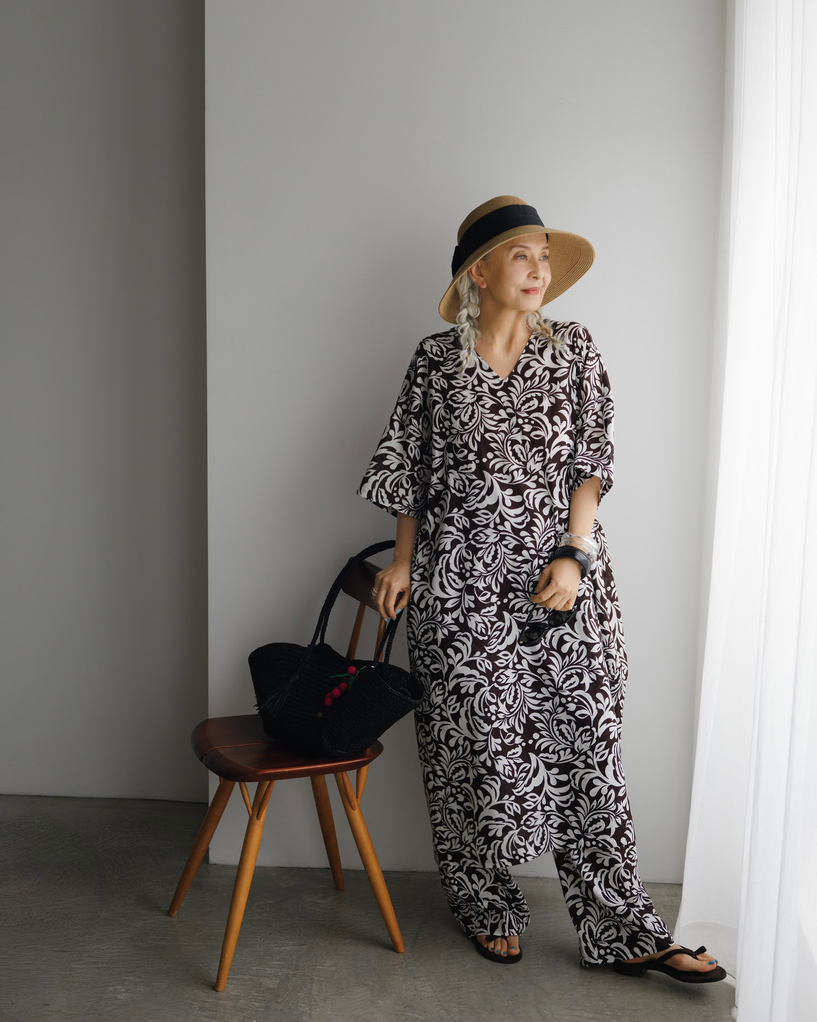 ワンピース¥52,800、パンツ¥42,900/ともにプレインピープル、バッグ¥55,000/メゾンエヌアッシュ パリ(すべてプレインピープル青山)、帽子¥6,930/OVERRIDE 神宮前、リング(3個セット)¥37,620、ブレスレット(3個セット)¥15,400/ともにラブ・エージェイ(ズットホリック)、サンダル¥24,200/ラオコンテ(フラッパーズ オンラインストア)、サングラス/スタイリスト私物