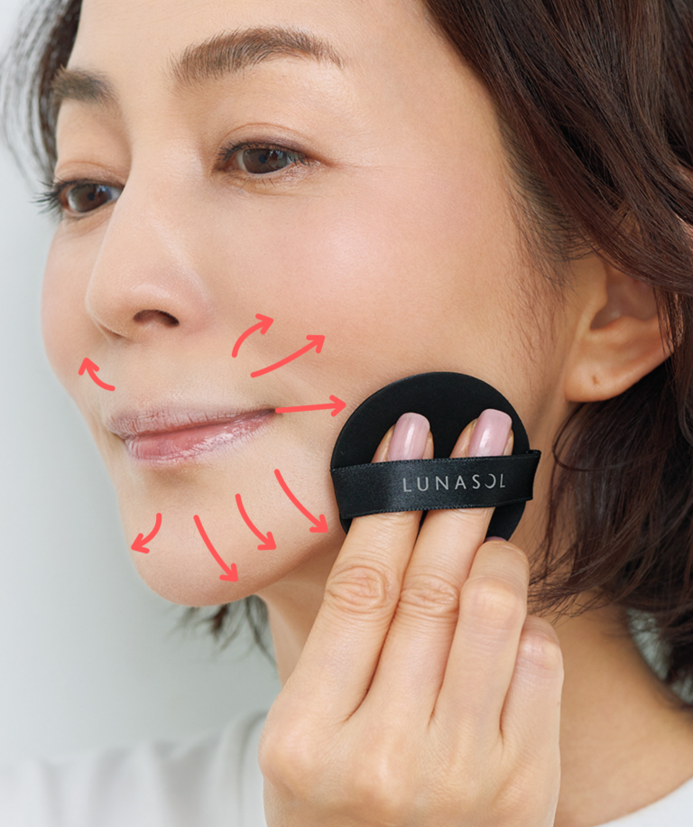【4】ファンデの境目をパフを滑らせなじませる