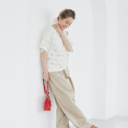 レイヤードプルオーバー¥539,000、パンツ¥104,500、スカーフ¥23,100、バッグ¥159,500/すべてヌメロ ヴェントゥーノ(イザ)、ブレスレット(ゴールド)¥223,300、バングル(シルバー)¥163,900、リング¥92,400/すべてシャルロット シェネ(シャルロット シェネ 青山店)、シューズ¥174,900/トッズ(トッズ・ジャパン)