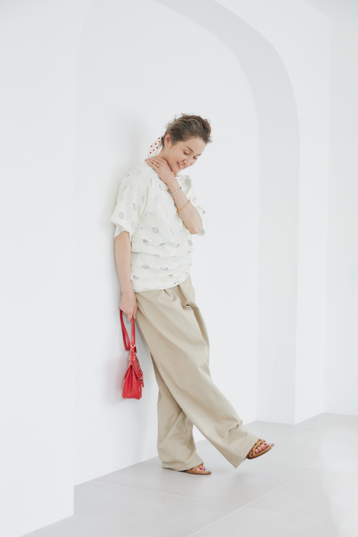 レイヤードプルオーバー¥539,000、パンツ¥104,500、スカーフ¥23,100、バッグ¥159,500/すべてヌメロ ヴェントゥーノ(イザ)、ブレスレット(ゴールド)¥223,300、バングル(シルバー)¥163,900、リング¥92,400/すべてシャルロット シェネ(シャルロット シェネ 青山店)、シューズ¥174,900/トッズ(トッズ・ジャパン)