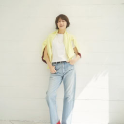 Tシャツ¥13,200/ニコラ ジェンソン(リノウン)、デニムパンツ¥47,300/エイトン(エイトン青山)、 肩にかけたカーディガン¥17,600/マカフィー(トゥモローランド)、ベルト¥25,300/メゾン ポワネ(ジャーナル スタンダード レサージュ 銀座店)、シューズ¥79,200/アバウト アリアンヌ(エディション 表参道ヒルズ店)、ネックレス※参考商品/田中貴金属