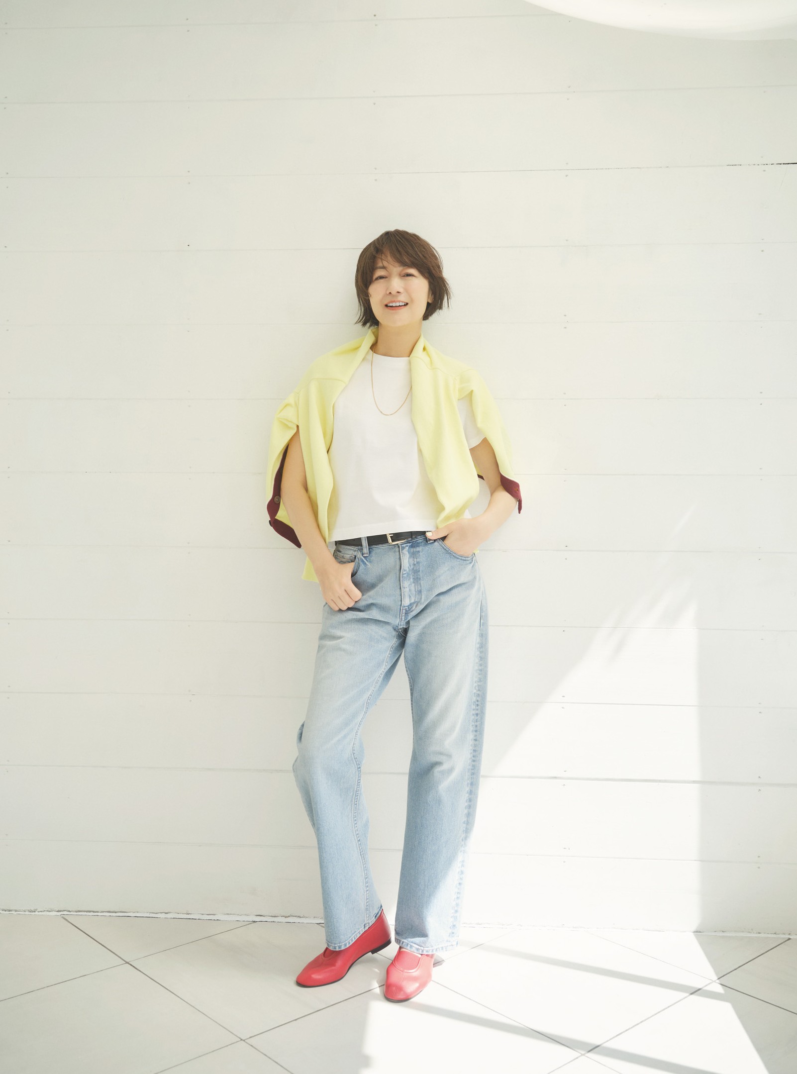 Tシャツ¥13,200/ニコラ ジェンソン(リノウン)、デニムパンツ¥47,300/エイトン(エイトン青山)、 肩にかけたカーディガン¥17,600/マカフィー(トゥモローランド)、ベルト¥25,300/メゾン ポワネ(ジャーナル スタンダード レサージュ 銀座店)、シューズ¥79,200/アバウト アリアンヌ(エディション 表参道ヒルズ店)、ネックレス※参考商品/田中貴金属
