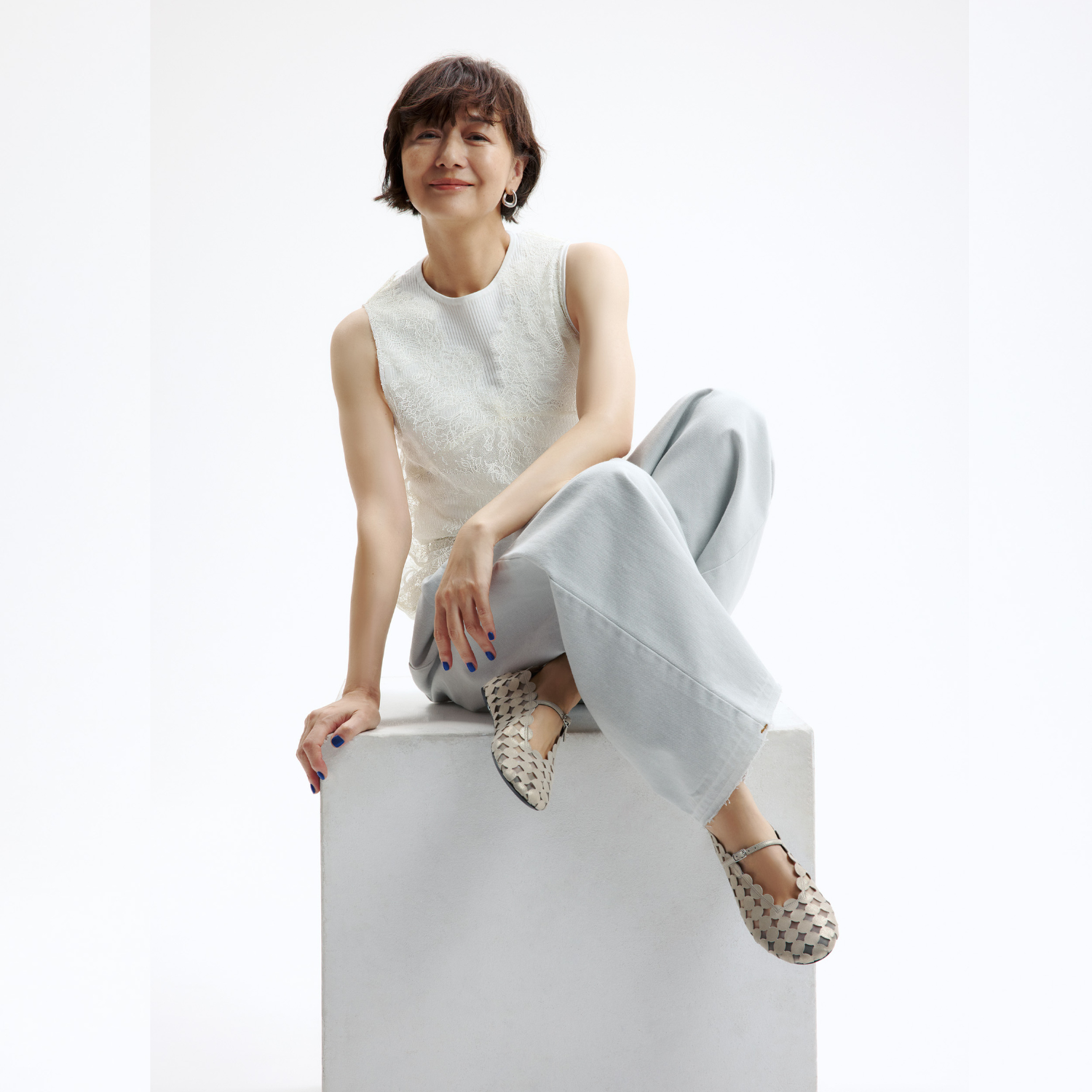 60代おしゃれ】人気モデル富岡佳子さんが注目している「フラット靴」は
