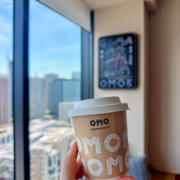 朝食時のドリンク用の、OMOの紙コップ：デザインがかわいい