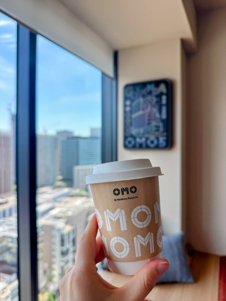 朝食時のドリンク用の、OMOの紙コップ：デザインがかわいい