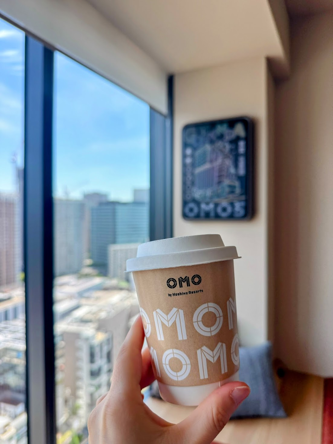 朝食時のドリンク用の、OMOの紙コップ:デザインがかわいい