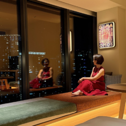 客室から見える夜景。頭の上の、壁際の照明は飲食店の看板を模しているそう