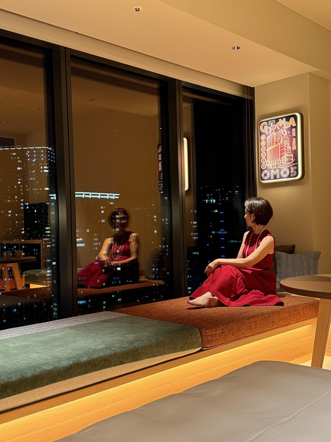 客室から見える夜景。頭の上の、壁際の照明は飲食店の看板を模しているそう