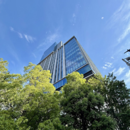 OMO5は、このビル：「五反田ＪＰビルディング」内。地上60〜100メートルの高層階にあります。