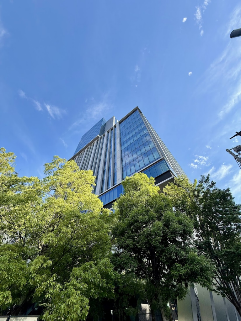 OMO5は、このビル:「五反田JPビルディング」内。地上60〜100メートルの高層階にあります。