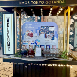飲み物を載せたワゴンが登場します