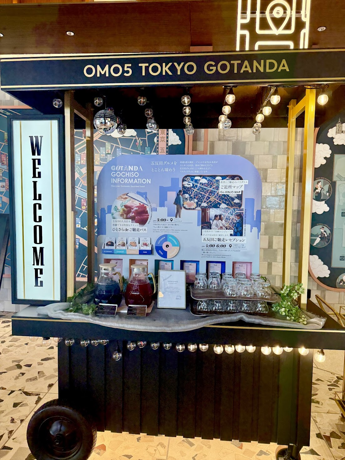飲み物を載せたワゴンが登場します