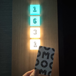部屋が何階かで、部屋番号の色が変わります。16階は青でした