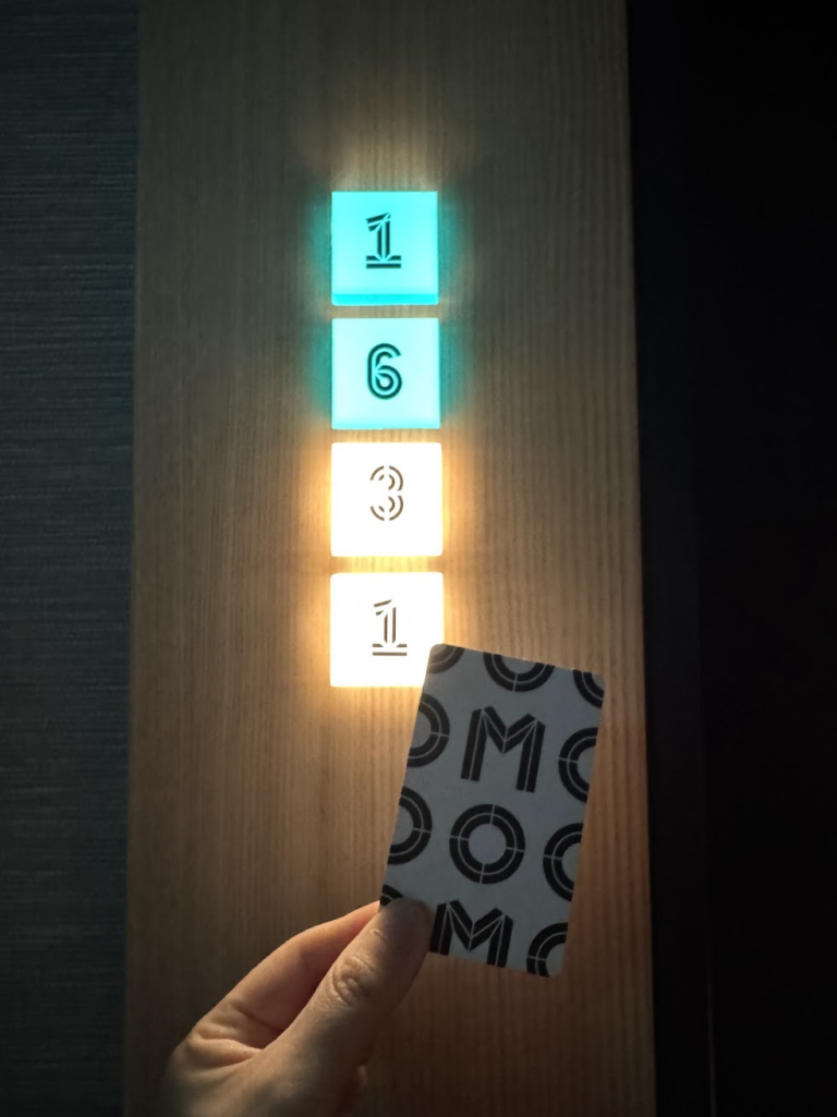 部屋が何階かで、部屋番号の色が変わります。16階は青でした