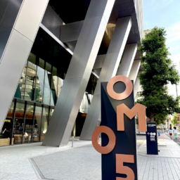 OMO5への入り口はこのモニュメントが目標