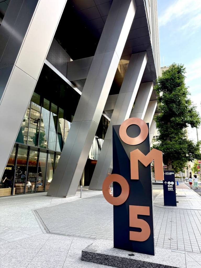 OMO5への入り口はこのモニュメントが目標