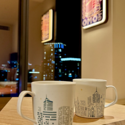 お部屋のマグカップと、部屋のレトロな照明