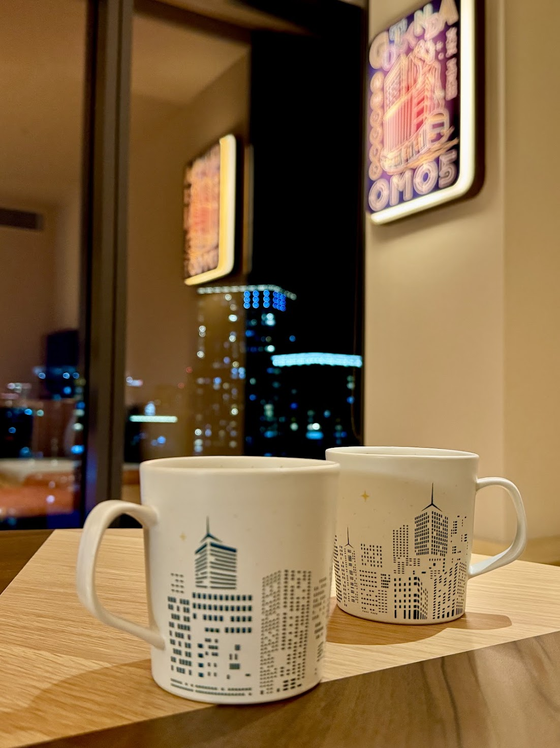 お部屋のマグカップと、部屋のレトロな照明