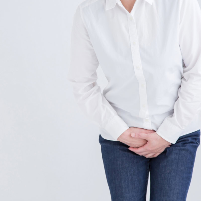 【60代ヘルスケア】くしゃみや笑った瞬間に尿漏れ! その原因とは?【薬剤師監修】