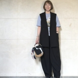 ジレとパンツのセットアップ：JOURNAL STANDARD Tシャツ：アメリカの古着 靴：PAULA CANOVAS DEL VAS 籠バッグ：Lucano International
