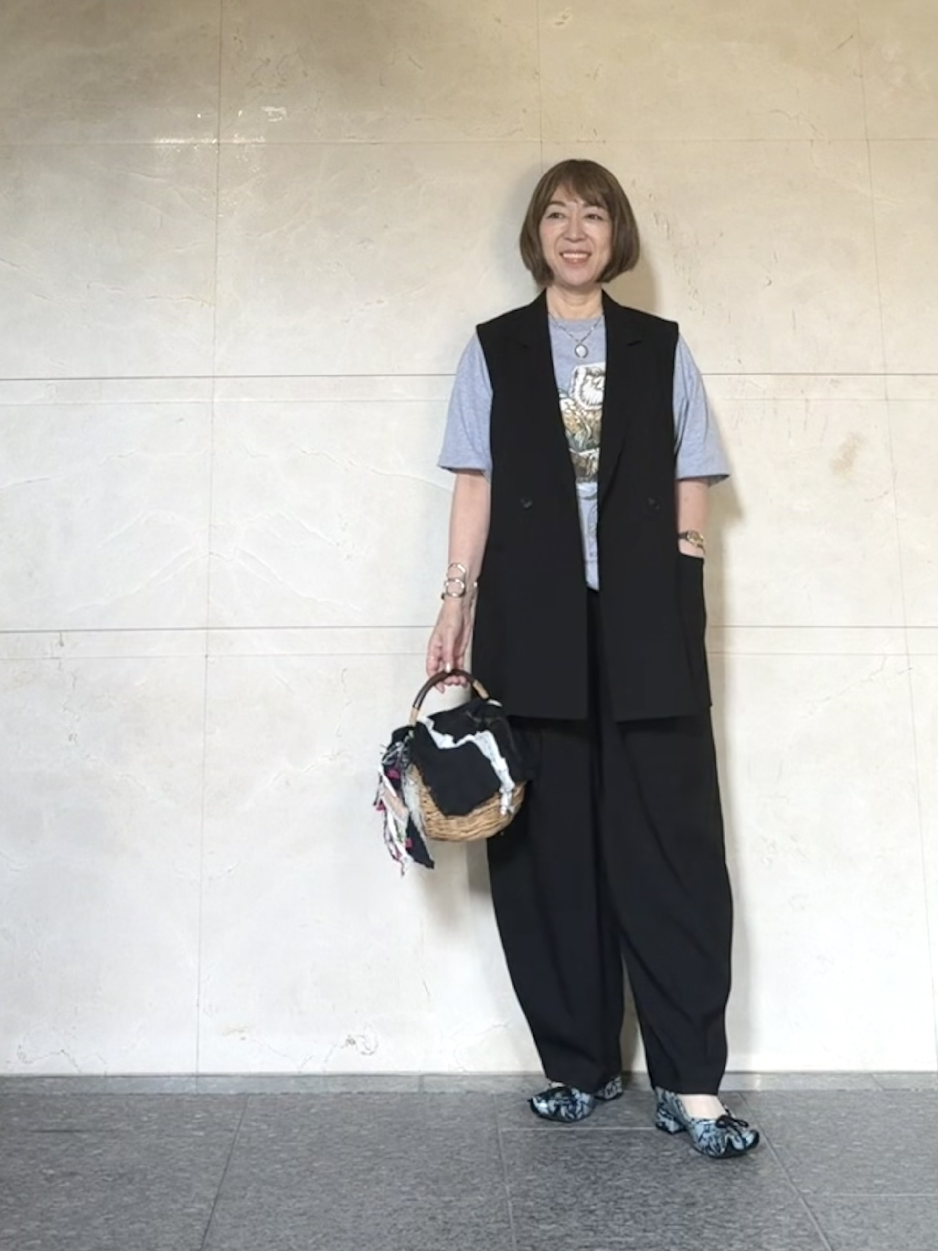 ジレとパンツのセットアップ:JOURNAL STANDARD Tシャツ:アメリカの古着 靴:PAULA CANOVAS DEL VAS 籠バッグ:Lucano International