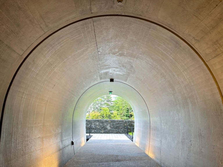 界草津と温泉街をつなぐトンネル