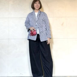 Tシャツ：BAUM UND PFERDGARTEN　 デニムパンツ：Edition 靴：Maison Margiela バッグ：PIERRE HARDY