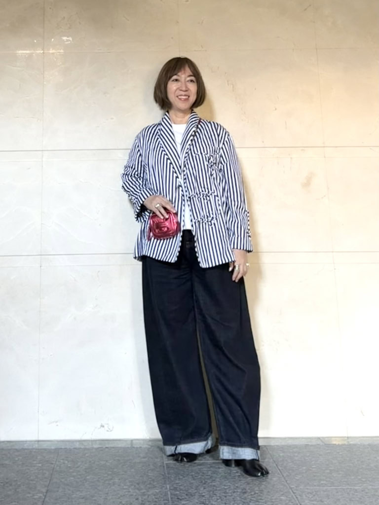 Tシャツ:BAUM UND PFERDGARTEN デニムパンツ:Edition 靴:Maison Margiela バッグ:PIERRE HARDY