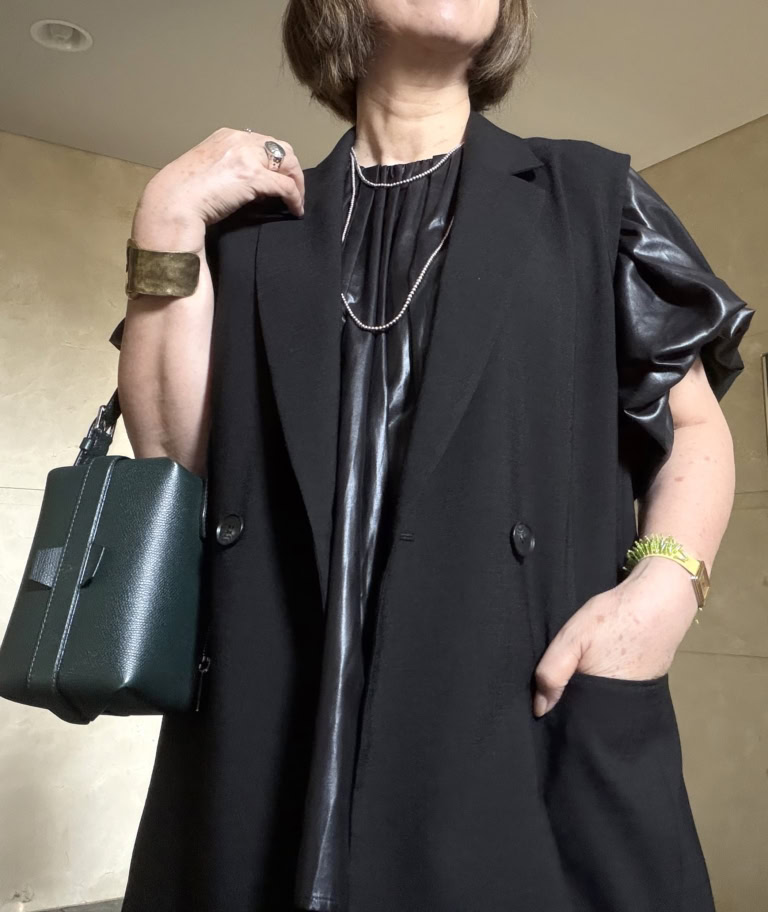 光沢のあるパフスリーブブラウスとシルバービーズのロングネックレスでマニッシュに
