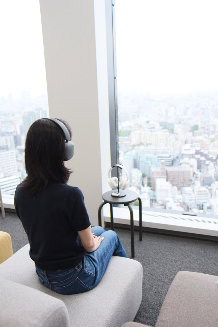 開放感あふれる景色を眺めながらワイヤレスヘッドホンを試聴