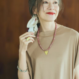 ワンピース※前ページと同じ、ネックレス¥28,600／シルコ、リング¥16,500／クロディーヌ・ヴィトリー（ともにアッシュ・ペー・フランス）、ブレスレット¥28,600／シーエックスシー（アマン）、スカーフ¥25,300／ファルコネーリ（ファルコネーリ銀座店）