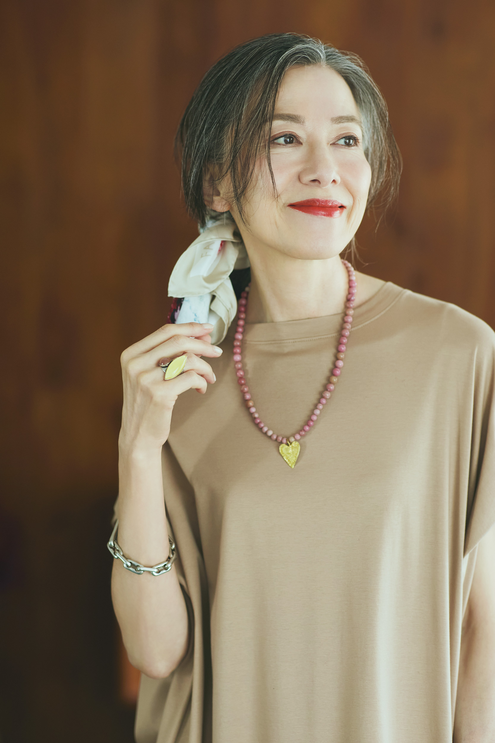 ワンピース※前ページと同じ、ネックレス¥28,600/シルコ、リング¥16,500/クロディーヌ・ヴィトリー(ともにアッシュ・ペー・フランス)、ブレスレット¥28,600/シーエックスシー(アマン)、スカーフ¥25,300/ファルコネーリ(ファルコネーリ銀座店)