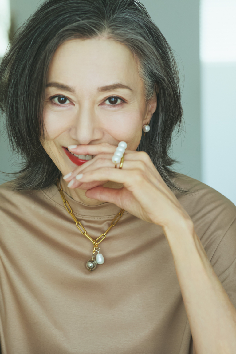 ワンピース※前ページと同じ、ピアス（片耳）¥26,400、ネックレス［ステンレス銀色玉］¥41,800、ネックレス［パール］¥52,800、リング［パール・2フィンガー］¥84,700、リング［3フィンガー］¥41,800／すべてエナッ