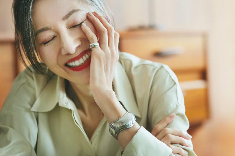 シャツ¥10,990/ザラ(ザラ カスタマーサービス)、リング¥11,000、バングル¥35,200/ともにジャミレイ(エルディスト ショールーム)