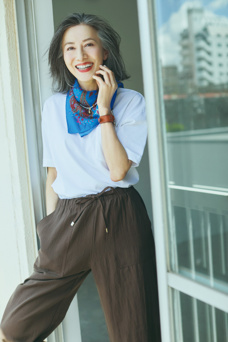 Tシャツ¥13,200/スローン(ザ ショップ スローン 神戸)、パンツ¥5,290、スカーフ¥3,590/ともにザラ(ザラ カスタマーサービス)、ネックレス¥19,800/シルコ(アッシュ・ペー・フランス)、ブレスレット¥31,900/シーエックスシー(アマン)