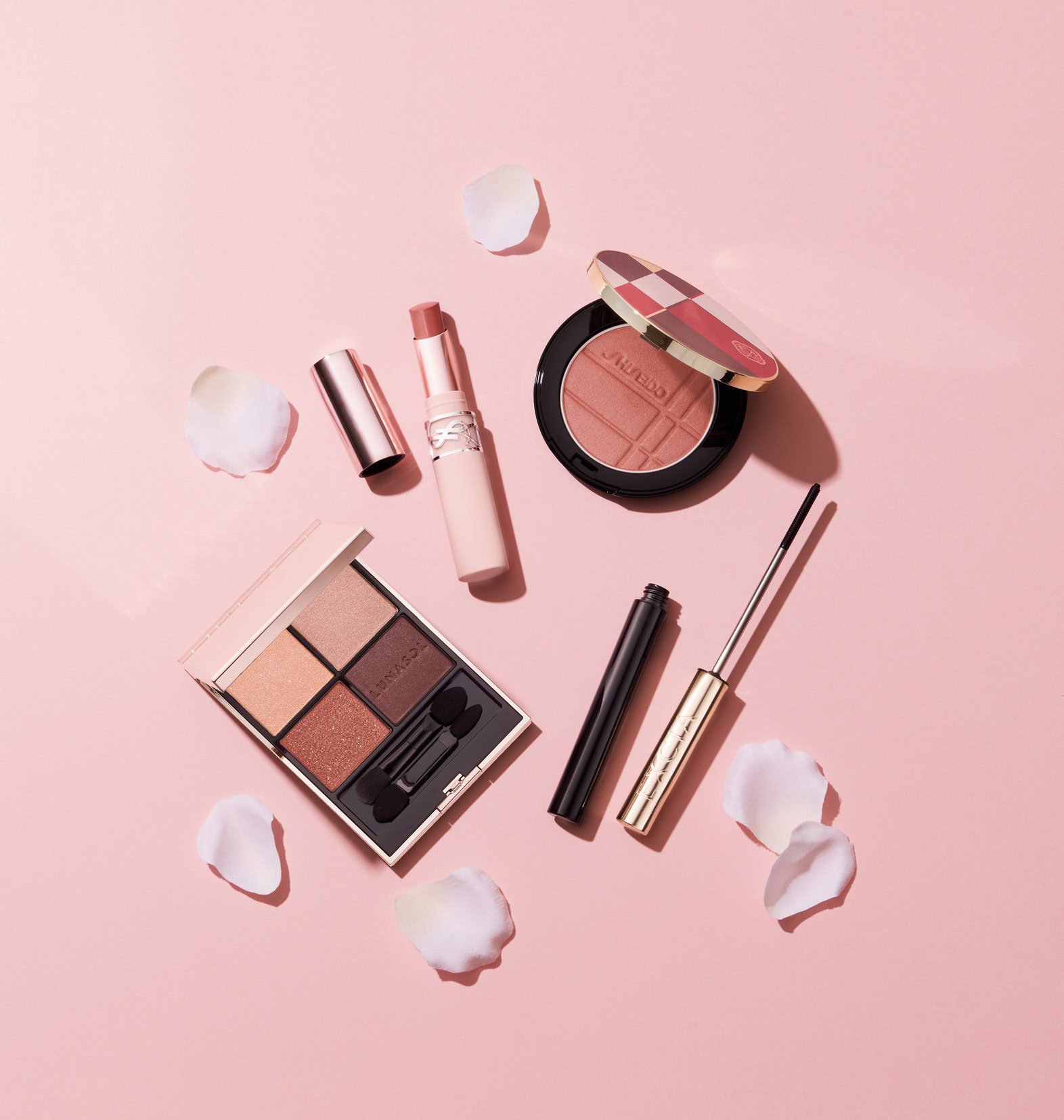『ルナソル』アイカラーレーションN、『SHISEIDO』カラー＋グロウ エンハンサー、『イヴ・サンローラン』YSL ラブヌード リップスティック、『アルビオン』エクシアグランフォルテ  マスカラ