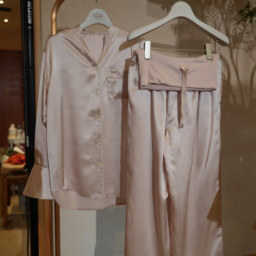 ReFa VITALWEAR_26AW展_新作リッチシルクサテンスタンドカラースリープウェア