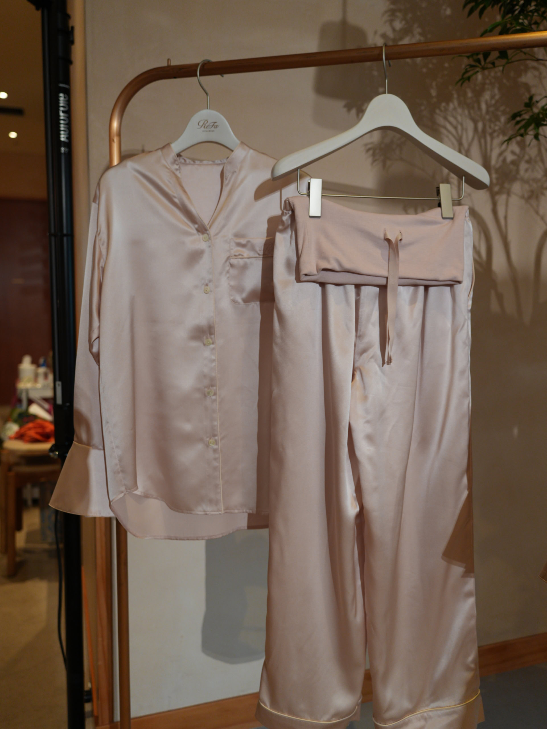 ReFa VITALWEAR_26AW展_新作リッチシルクサテンスタンドカラースリープウェア