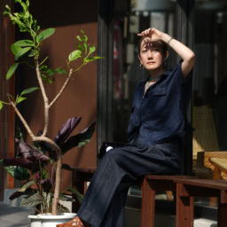 シャツ：ユニクロ、デニム：MANA、バッグ：MANA、パンプス：MANA