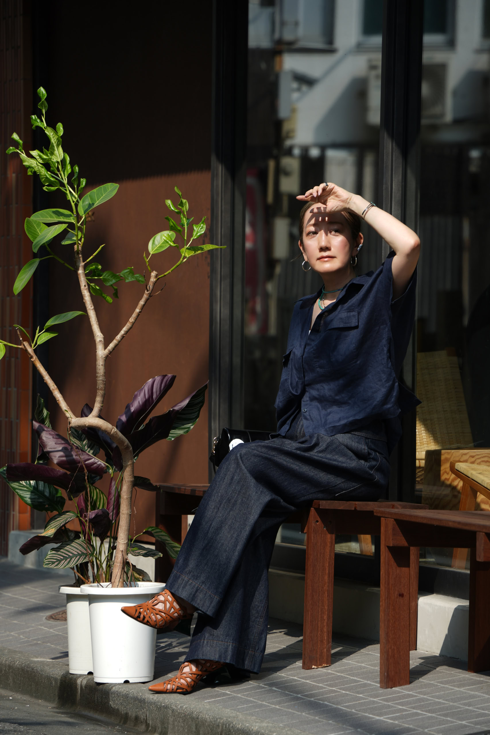シャツ：ユニクロ、デニム：MANA、バッグ：MANA、パンプス：MANA