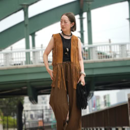 ジレ：ZARA、タンクトップ：クラネ、パンツ：ユニクロ、バッグ：ZARA、シューズ：MANA