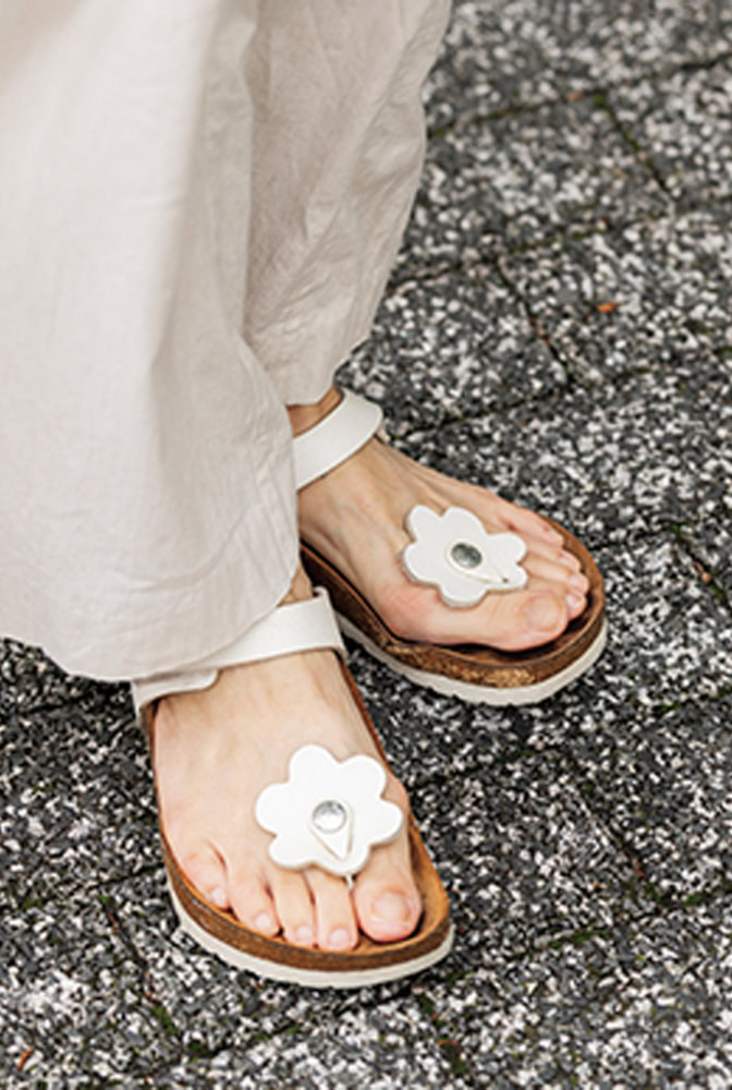 短め丈のワイドパンツは軽くて風通しがよく快適。グアムでひと目惚れした「ビルケンシュトック」と合わせて涼しく過ごせます