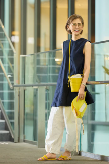 【60代スナップ】接触冷感のパンツで真夏も涼しい！イエローの小物使いが素敵なおしゃれマダムを大阪でキャッチ