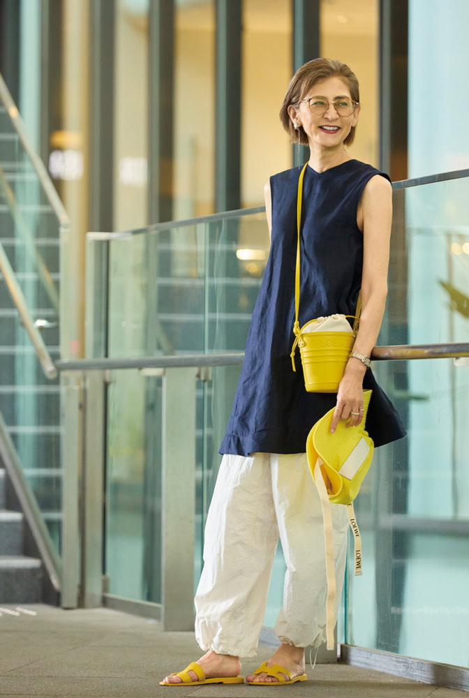 【60代スナップ】接触冷感のパンツで真夏も涼しい!イエローの小物使いが素敵なおしゃれマダムを大阪でキャッチ