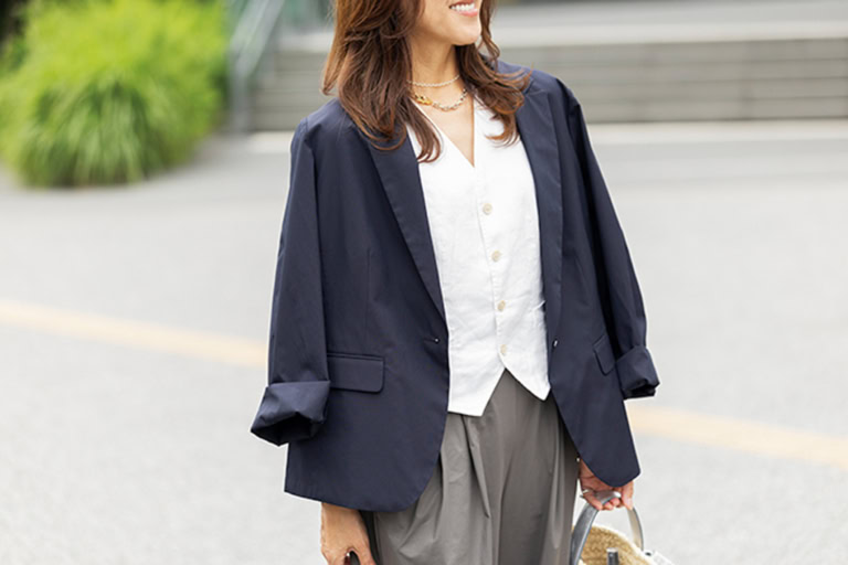 吸水速乾機能つきのジャケットは冷房対策にも活躍。「さらりとした着心地で、買ってよかったと実感している愛用の一着です」