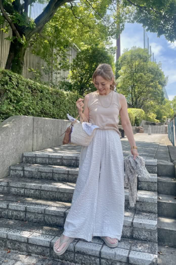 【60代お手本スナップ〈大阪〉】｢ZARA｣のきれいめトップス×らくちん「ワイドパンツ」で、着心地のよさも品も叶える夏コーデ